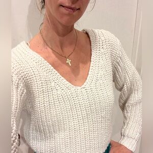 H&M cropped V neck cable knit sweater.